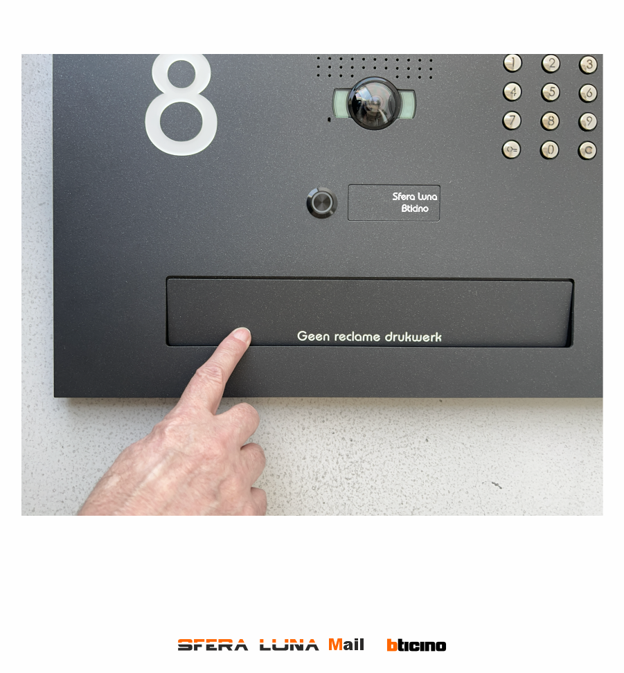 Video Parlofonie High-End Bticino SFERA LUNA+1 code keyboard with horizontal letterbox flap 